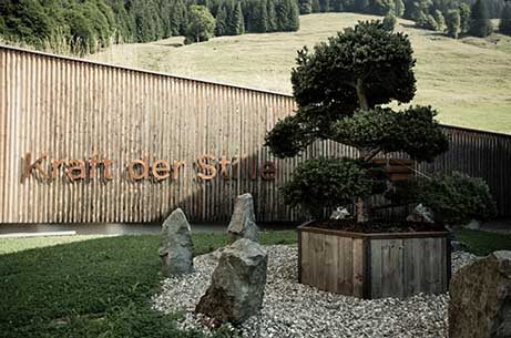 Designhotel-Hubertus-Berquelle-Allgäu-Blue-Wall-Magazin