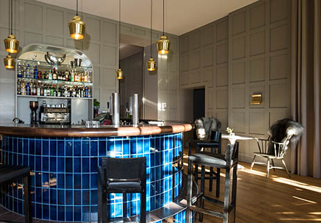 Salon-Bar-Wellnesshotel-Kranzbach-Blue-Wall