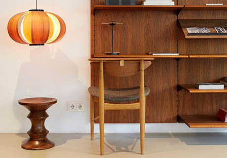 Kleines-Zimmer-Einrichten-Regal-Tisch