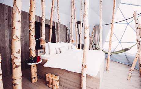 Whitepod-Hotel-Design-Schweiz-Alpen-Blue Wall Magazin