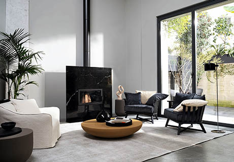 Wohnzimmer-Ideen-Gemütlich-Ofen-Blue-Wall-Magazin