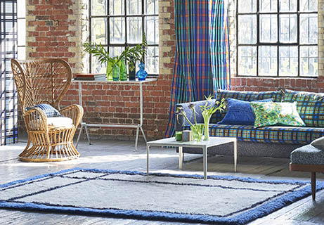 Wohnzimmer-Ideen-gemütlich-Teppiche-Blue-Wall-Magazin