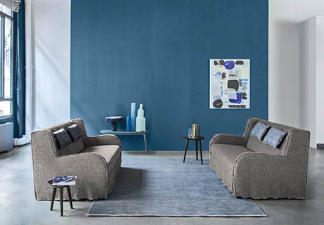 Wohnzimmer-Ideen-gemütlich-Wandfarbe-Blue-Wall-Magazin